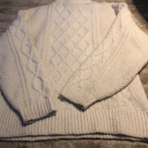 Vintrig stickad tröja  - Så fin vit stickad tröja i super bra skick, bara använd ett fåtal gånger, storlek XS men är stor i storlek så funkar på fler 🤍❄️⛄️