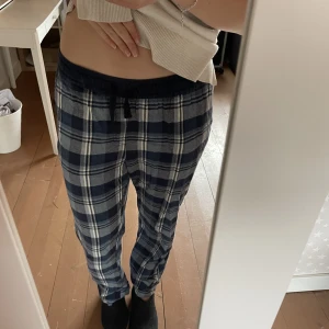 rutiga pyjamasbyxor - stretchiga i midjan så de går att ha högmidjade eller lågmidjade, beroende på vad man vill ha💗💗 de är i strl 170 men de är som en xxs