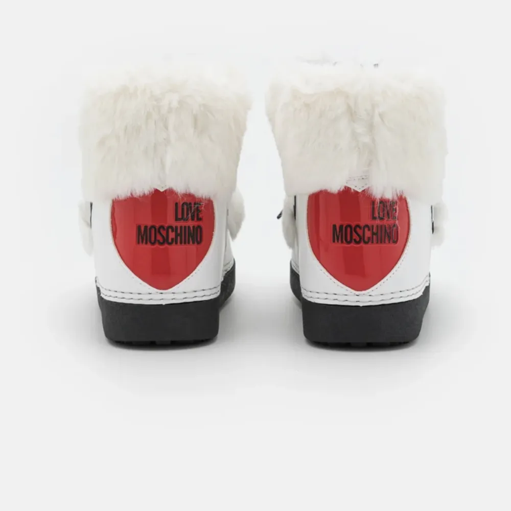 Säljer dessa super snygga moschino vinter skorna, använda några fåtal gånger inga defekter!❤️. Skor.