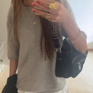 trekvarsärmad kahmir tröja  - super cute trekvarsärmad tröja, säljer då jag har redan har en liknade. nypris 1200💘