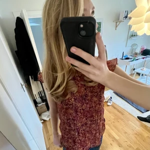 Blus - Röd blommig blus från only❤️‍🔥
