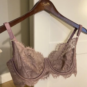 Bh hunkemöller - Aldrig använd!! Köptes på hunkemöllers outlet, men passade tyvärr inte på mig 😩 (fanns inga provrum så kunde ej testa)  Färgen är smuts lila/rosa 💓 Hör av dig vid frågor eller funderingar! ☺️