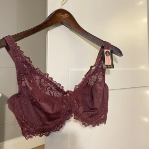Bh hunkemöller - Aldrig använd!! Köpt på hunkemöllers outlet, men passade tyvärr inte 😩 (fanns inga provrum, så kunde ej testa) Hör av dig vid frågor eller funderingar! 💓