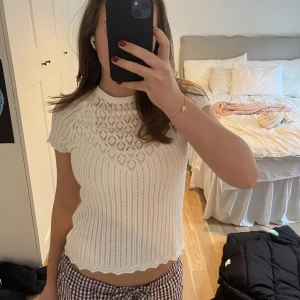 Topp från Zara - En jättesnygg vit topp köpt från zara 🥰 I mycket bra skick, endast använd 1 gång. I storlek M men skulle säga att den sitter som en S. Nypris 299. Köparen står för frakten ❤️❤️ Skriv för frågor eller mer bilder
