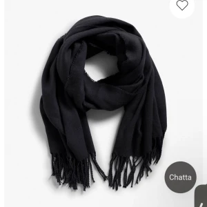 Halsduk - Världens skönaste halsduk som är köpt från Kappahl för ca ett år sedan men använts sparsamt. Orginalpris låg på 249kr men säljer för 100kr💓  skriv privat vid fler frågor!