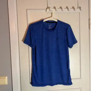 En bekväm tränings tröja som är blå och är storlek S