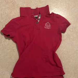  rosa Y2K skjorta  - Rosa skjorta i liten storlek ( två paljetter har åkt av från kronan på baksidan av skjortan )