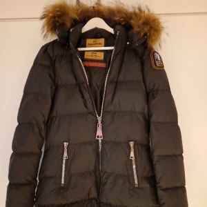 Parajumpers Parkas Jacka Helt ny! - Helt ny Pj's jacka i storlek M. 90% dun med äkta päls. Mycket varm och skön jacka som passar perfekt för kommande vinter!  Kan mötas upp i Stockholm. Annars 1-3 dagar frakt enligt överenskommelse 