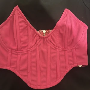 Rosa topp - En väldigt fin rosa topp från asos behöver sälja den då den inte passa mig längre använts ungefär 5 gånger ordinarie pris 350