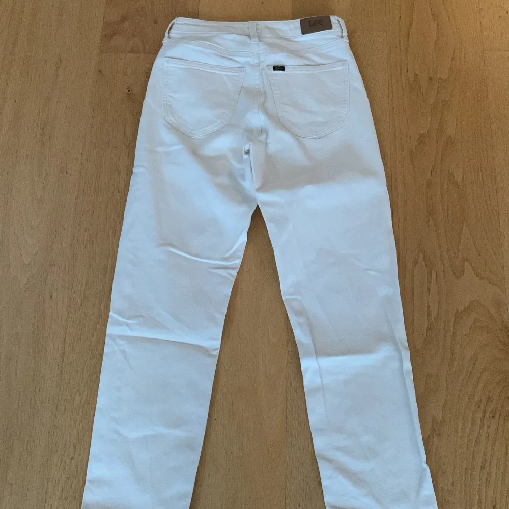 Ett par Lee Carol jeans i ny skick. Dom är lite slimmade i modellen och är vita/beiga i färgen.. Jeans & Byxor.