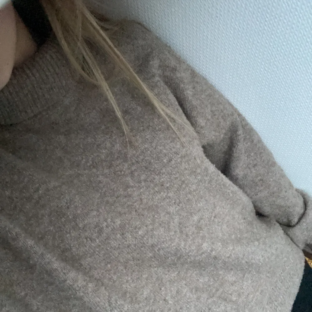 Brun stickad tröja med en liten polo krage från h&m, den är använd, perfekt nu till hösten och vintern🍁💞Tryck INTE på köp nu!!. Stickat.