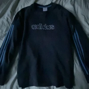 Vintage Adidas - Jätte fin blå vintage tröja med ljusblåa ränder i bra skick, står att den är XL- sitter mer som M