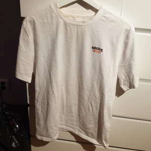 Bts tshirt - En bts tshirt i storlek M. Defekter är att den är lite gul(?) vid nacken. Men annars så är det inget fel på den :)