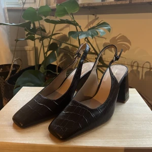 Mörkbruna klackar & other stories  - Mörkbruna klackar från & other stories strl 39. Mary Jane likadande modell. Oanvända, endast testade.