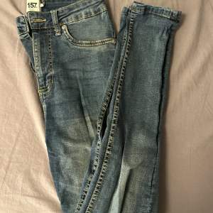 Jeans från Lager 157 i modellen Snake. Säljes då dom inte används längre. 