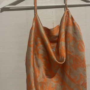 Linne  - Ett vanligt linne från zalando storlek S köptes för några månader sen och använts bara två gånger ordinarie pris 300