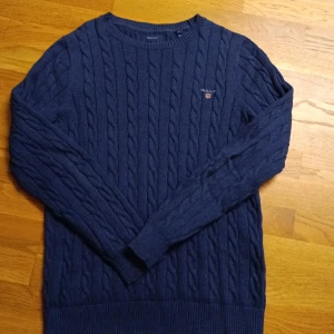 Gant Tröja - Säljer min mörkblåa tröja från Gant i nyskick. Storlek S. Jag har endast använt den ett fåtal gånger, och den är nu för liten för mig. Om du har några som helst frågor tveka inte att höra av dig.