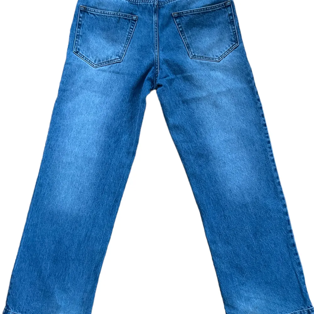 Sjukt feta jeans från Vicinity. Den enda skavanken är att de har heelbite annars är det inte mycket att klaga på! Innerbenslängd: 76cm midja:84cm . Jeans & Byxor.