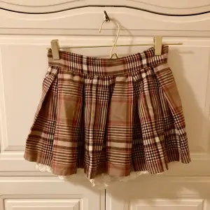 Jättefin mini gyaru skort / kjol med shorts från Liz Lisa 🤎 Säljer pga för liten för mig - upplevd storlek 34/36 XXS/XS. Skriv vid frågor 🤎