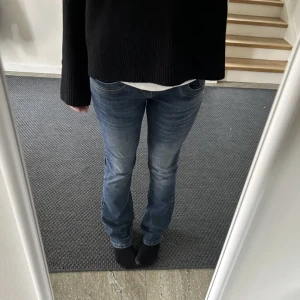 Lågmidjade jeans  - Säljer dessa svinsnygga lågmidjade LTB jeansen jag fick hem från plick idag, men som tyvärr inte passade! Mycket fint skick. Midjemått 78 cm, innerbenslängd 82 cm☺️ Bilderna är från förra ägaren men bara att skriva för mer bilder! Köparen står för frakten.
