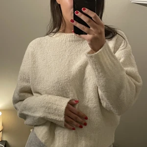 Benvit stickad tröja - Benvit stickad tröja från Topshop. Använd en gång💘nypris 500kr