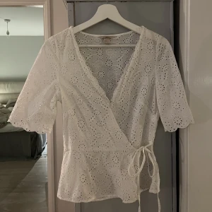 Spets blus - En superfin vit spets blus med knäppe och knyte på sidan 