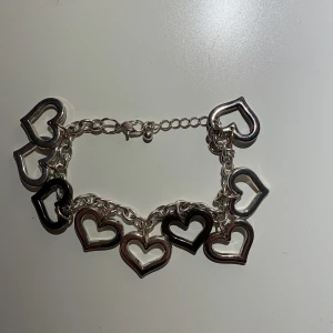 Armband  - Armband med hängande hjärtan 💓 