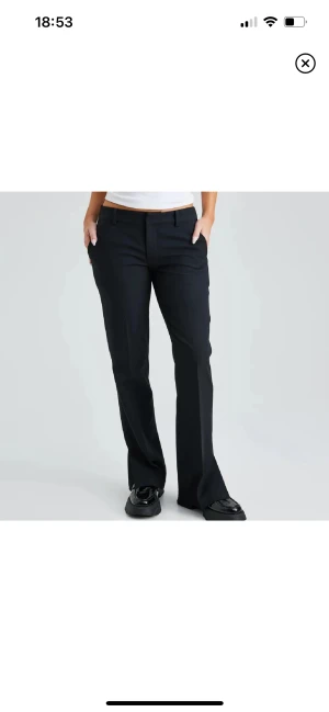 Kostymbyxa  - Säljer nu dessa kostymbyxor ifrån bikbok i modellen Vera! Superfina med slits nertill samt lågmidjade, säljer då jag dem tyvärr blivit för små. Nypris 399, strl 34.