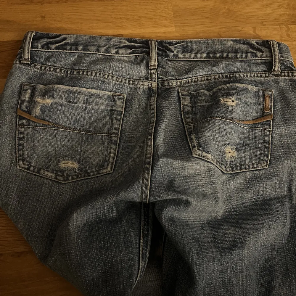 Säljer dessa jeans då dom inte passar mig! Bra skick. Storlek 28 passar XS/S. Jeans & Byxor.