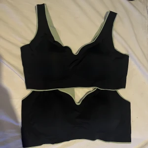 2st toppar/bh - 2st söm lösa toppar/bh med vaddering från SHEIN, vadderingen går att ta bort, utan bygel. Helt oanvända. Strl: XL