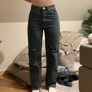 Jeans  - Ett par raka mörkblåa högmidjade jeans från monki. De är i gott skick och helt som nya bara använda en gång. Storleken är 26 - petite och passar folk som är runt 160cm långa.