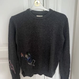 Zadig tröja - Jättecool grå stickad zadig tröja med skelett och blixt tryckt på. Mycket bra skick!