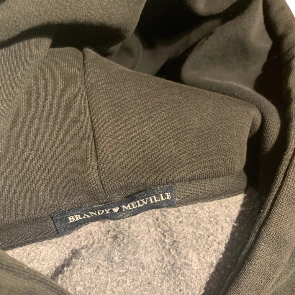 Riktigt snygg svart hoodie från Brandy Melville! Den finns bara i en storlek men är oversized! Hör av er för fler frågor/bilder! 💫🌷. Hoodies.