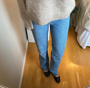 Jeans - Ljusblå jeans. Långa i benen. *Köparen står för frakt 