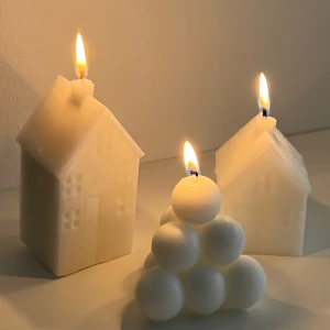 Jul ljus  - Alla design ljus har olika priser, gör på beställning men har också ett lager. Det är av 100% stearin. Går att beställa på julidesign på Instagram. 