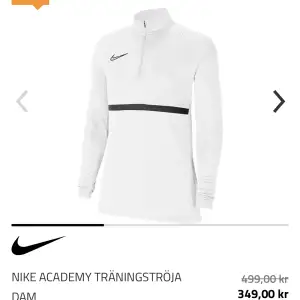 Hej hej! Säljer denna helt nya Nike tröjan. Eftersom det inte är min stil och att jag är medveten om att jag inte kommer ta vara på den så är det bäst om jag säljer vidare. Skriv för egna bilder eller frågor. Storlek: xs/s
