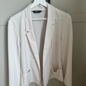 Beige kavaj - Beige snygg, tunnare kavaj med fickor. Aldrig använd.  Storlek M