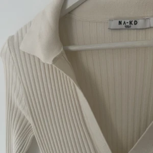 Klänning - En skön & snygg klänning från Nakd, med slits i armarna!  