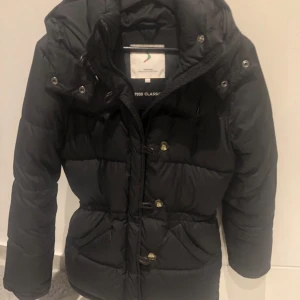 Boomerang Alexandra jacka - Fin och varm svart jacka från Boomerang, strl XXS.  För liten för mig nu när jag är gravid