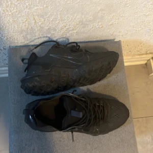 Nike skor - Hej! Jag säljer mina Nike skor för att jag inte har någon användning av dem och dessutom är för små. Storlek 42! 
