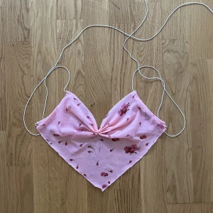 Söt topp med öppen rygg 💕 - Aldrig använda pågrund av för lite i storlek! 