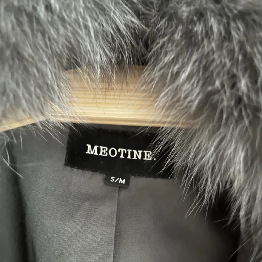 Säljer min Meotine kappa då jag inte längre har någon användning av den, köpt för 3500 på Meotines hemsida!. Jackor.
