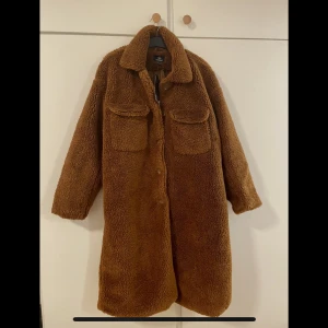 Treadbare Teddy jacka  - En super fin & mysig Teddy jacka, inte använd och är så skön. Det är storlek 42. Frakten står köparen för. 