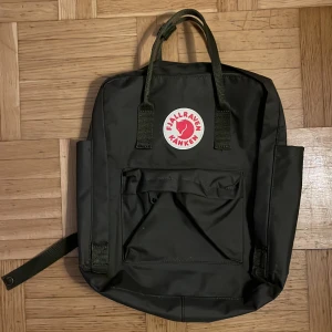 Fjällräven mörkgrön  - Fint skick! Knappt använd  Äkta! Ord pris 999-1000 kr