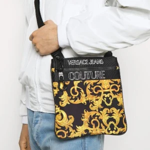 Versace couture axelväska  - Hej säljer nu min Versace couture axelväska pga att jag inte andvänder den. Väskan är jättefin nästan inte andvänd bara några få gånger den är som ny andvänd med god försiktighet finns en tygvöska som följer med väskan vid köp som följer med hör av er med