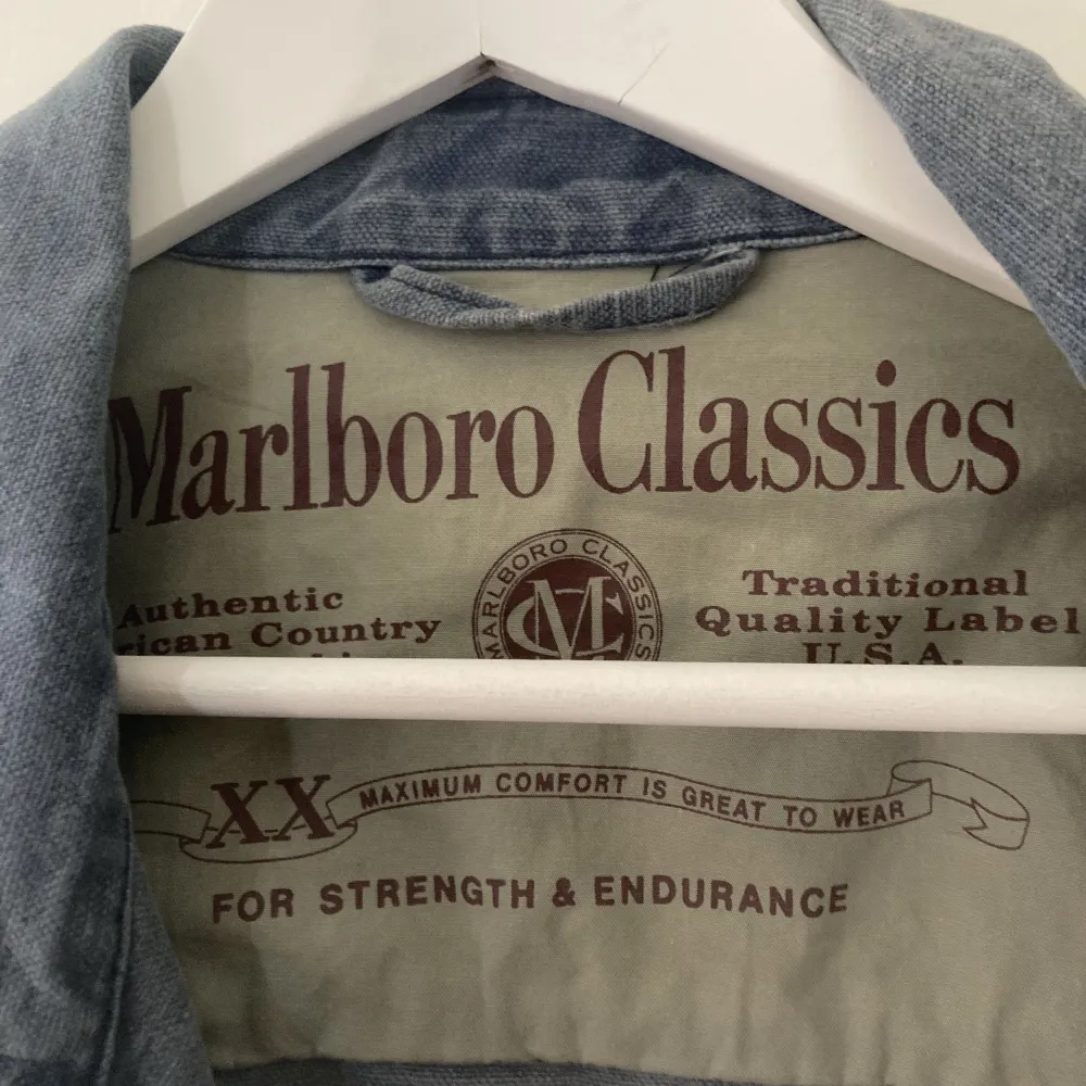 Unik vintage marlboro jacka med brodyr, flera beatles märken och pins från olika band, pink floyd etc. Storlek XL men sitter mer som en större M, väldigt snygg i passformen . Jackor.