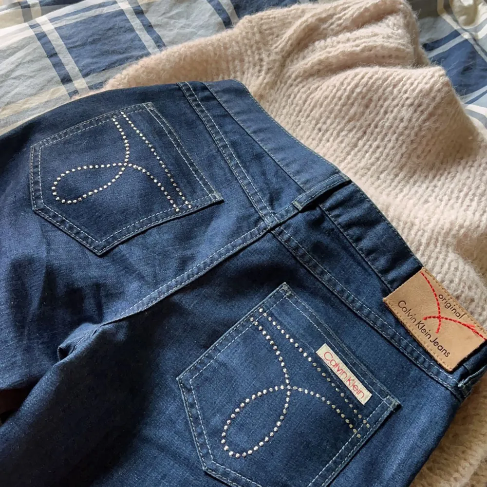 Säljer ett par jätte fina lågmidjade bootcut jeans ifrån Calvin Klein. De har fina detaljer på bakfickan. Helt i  nyskick då det är försmå .JAG ÄR 165!!. Jeans & Byxor.