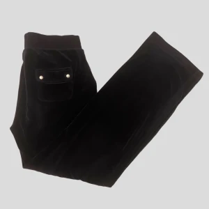 Juicy Couture Byxor - Mörkblåa/Svarta Juicy Couture byxor i riktigt bra skick i storlek L! Tyget är fortfarande väldigt mjukt och byxorna är sparsamt använda. Tveka inte på att höra av dig vid frågor:)