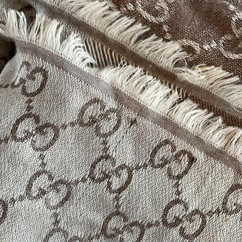 Monogrammönstrad sjal i ull och sidenblandning. 135x135cm. Köpt på Gucci outlet i Münich, kvitto finns tyvärr ej 🥺   I ok skick, inte felfritt. Små lösa tråd finns.. Accessoarer.