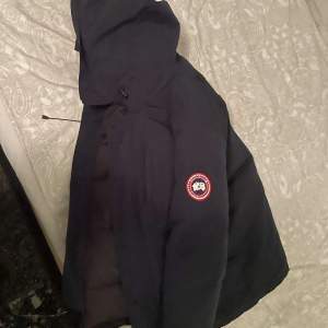 Säljer en Canada Goose jacka i nyskick. Inga skador finns på den. Pris kan diskuteras. Dustbag ingår. Inget kvitto ingår men bevis på äkthet finns.